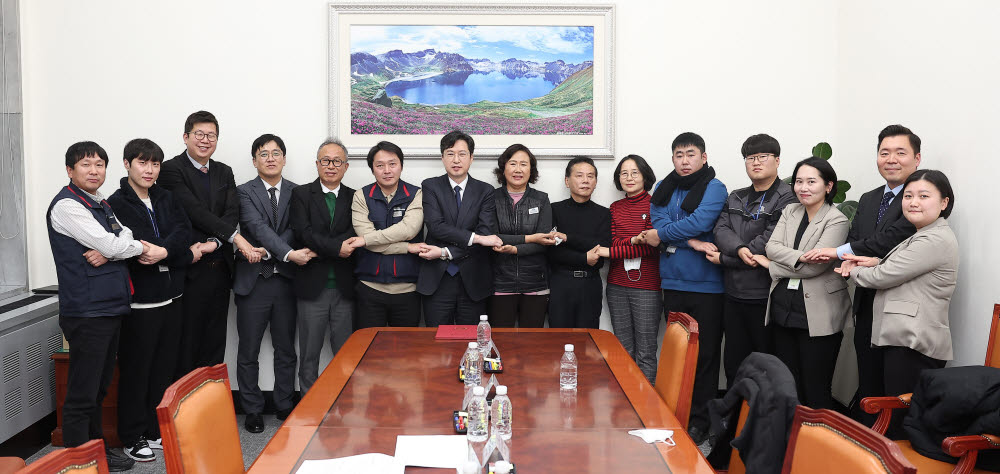 국회사무처와 공무직노조(한울타리공공노동조합) 관계자들이 임금협약 체결후 기념촬영했다.