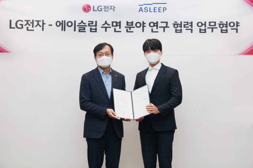 오세기 LG전자 H&A연구센터장 부사장(왼쪽), 이동헌 에이슬립 대표 수면 분야 연구 협력을 위한 업무협약 후 기념촬영 했다. [자료:LG전자]