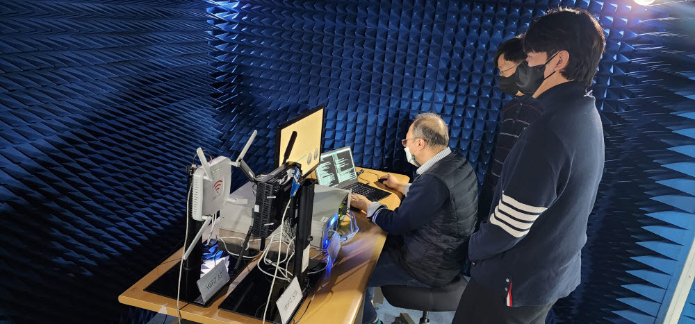 SK텔레콤과 SK브로드밴드가 와이파이 7 규격을 따르는 차세대 와이파이 무선공유기(AP)를 국내 최초로 개발했다. 연구원들이 차세대 와이파이 무선공유기(AP)를 테스트하고 있다.