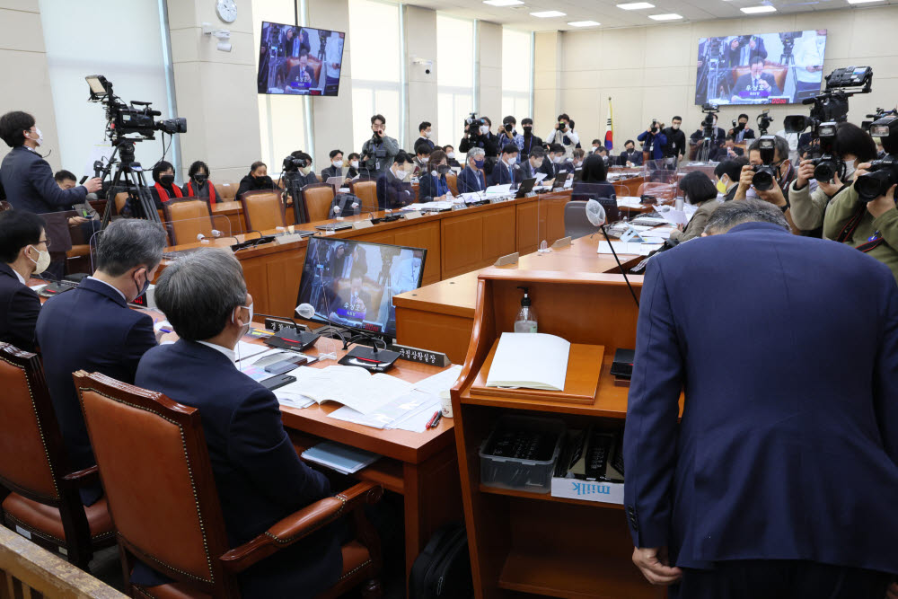 27일 오전 국회에서 열린 용산 이태원 참사 진상 규명과 재발 방지를 위한 국정조사 특별위원회에서 이상민 행정안전부 장관의 1차 기관보고를 이태원참사 유가족이 지켜보고 있다. 연합뉴스