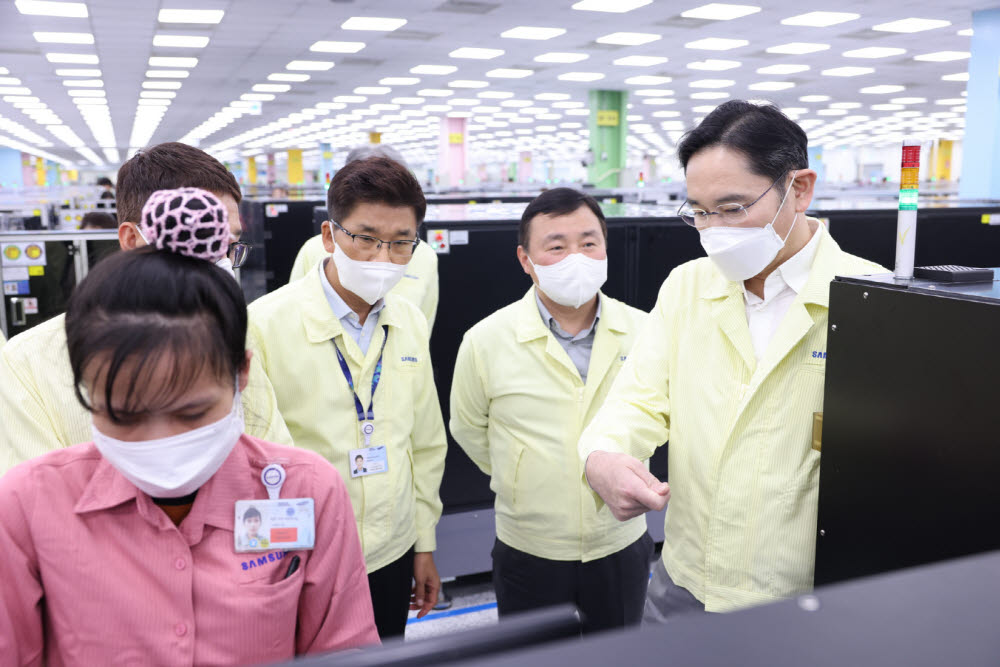 이재용 삼성전자 회장(맨 오른쪽)이 베트남 SEV 스마트폰 공장을 점검하는 모습. [자료:삼성전자]