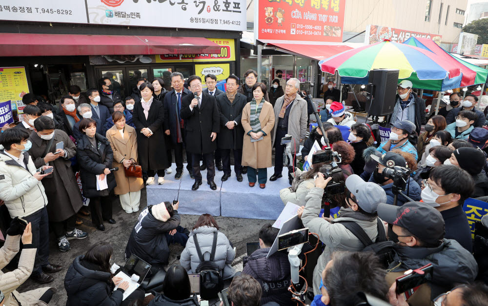 더불어민주당 이재명 대표가 28일 오후 광주 송정매일시장에서 검찰독재 야당탄압 규탄 연설회를 하고 있다. 연합뉴스