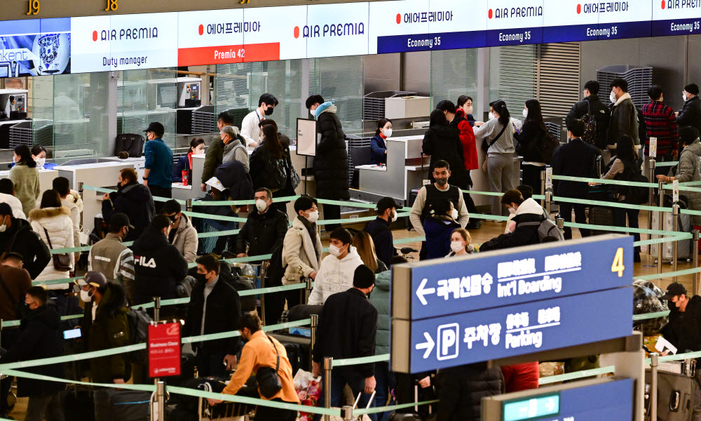 해외여행객들로 붐비는 인천공항