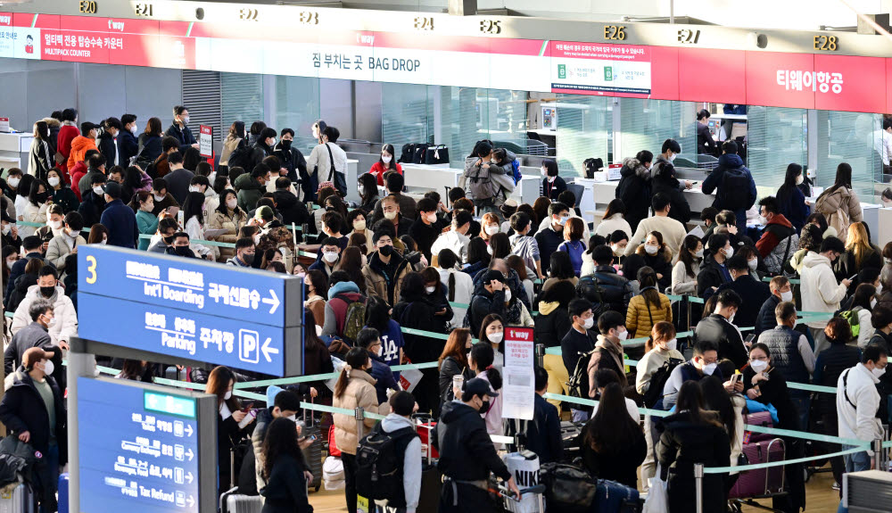 해외여행객들로 붐비는 인천공항