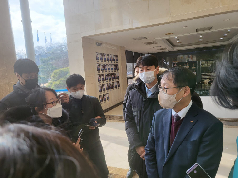 구현모 KT 대표가 29일 대전 카이스트에서 열린 양자기술 전략대화를 마치고 기자들의 질문에 답하고 있다.