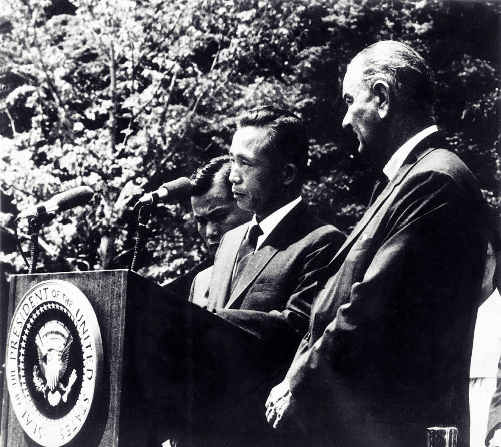 1965년 5월 18일 미국 백악관에서 박정희 대통령과 린든 존슨 대통령이 한국의 공업기술 및 응용과학연구소 설립에 관한 공동성명을 발표하고 있다. 한국과학기술연구원 제공