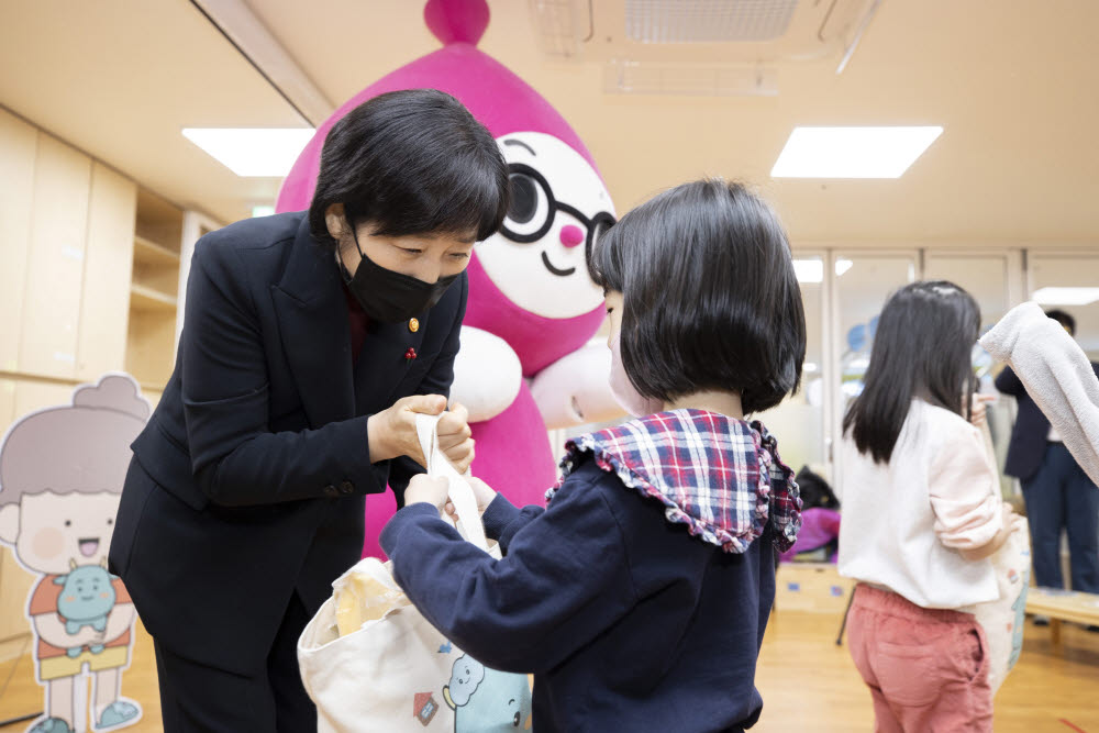 (서울=연합뉴스) 한화진 환경부 장관이 19일 세종시 소재의 한 어린이집에서 진행한 층간소음 예방 교육에 참여, 아이들에게 층간소음 예방 캐릭터를 활용한 층간소음 저감 물품을 나눠주고 있다. 2022.12.19 [환경부 제공. 재판매 및 DB 금지] photo@yna.co.kr