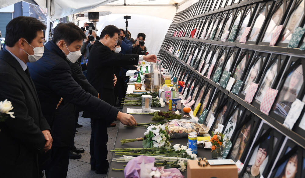 2023년 계묘년 새해 첫 날인 1일 오전 더불어민주당 이재명 대표가 서울 용산구 이태원광장에 마련된 10.29 이태원참사 희생자 시민분향소를 찾아 헌화·분향하고 있다. 연합뉴스