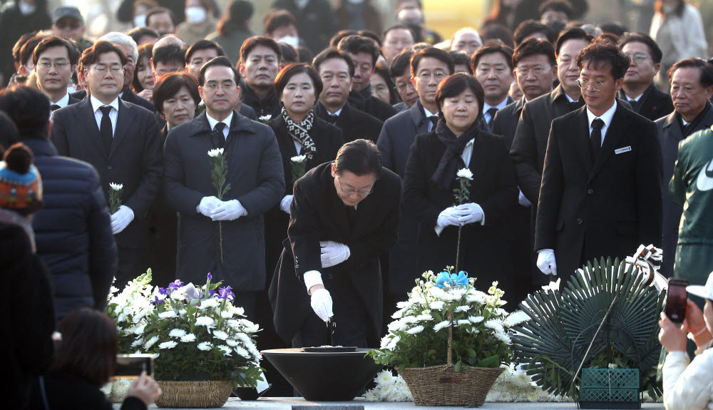 더불어민주당 이재명 대표가 1일 오후 경남 김해시 진영읍 봉하마을 노무현 전 대통령 묘역을 참배하고 있다. 연합뉴스