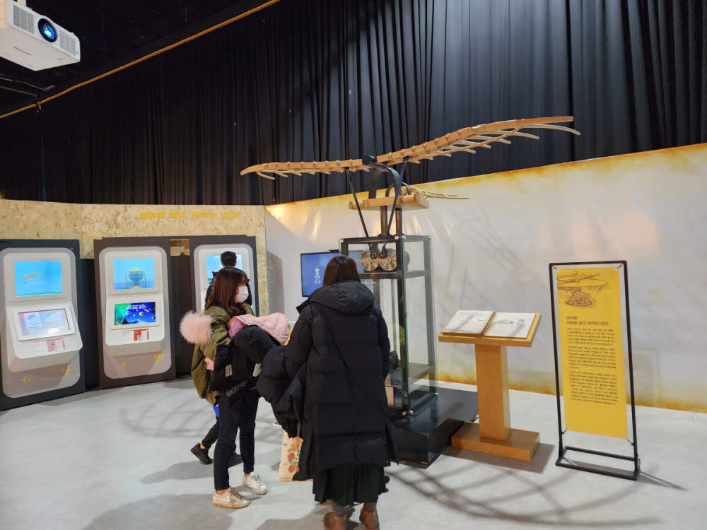 관람객이 레오나르도 다빈치 오르니솝터 등 초기 비행체를 통해 통해 항공기의 역사를 체함하고 있다.