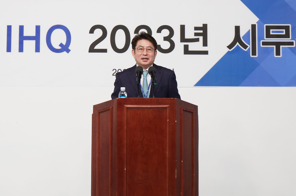 박종진 IHQ 총괄사장이 2일 2023년 시무식에서 바바요 중요성을 강조하고 있다.