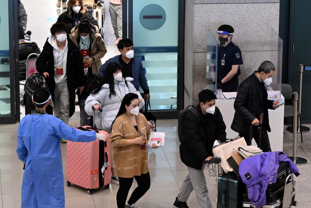 중국발 입국자 안내하는 의료진