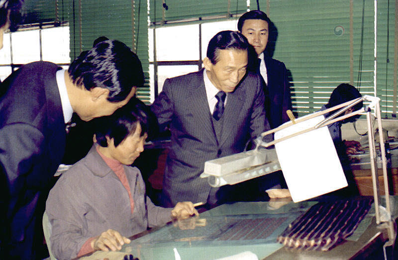 박정희 대통령이 1976년 3월 16일 한국산업수출공단을 시찰하고 있다. <국가기록원 제공>