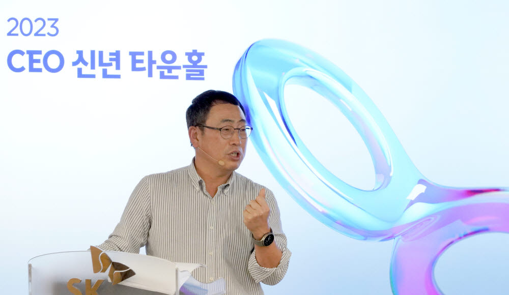 유영상 SK텔레콤 대표 겸 SK브로드밴드 대표가 2일 서울 중구 SK남산빌딩에서 취임식 후 타운홀 미팅을 열고 SK브로드밴드 구성원과 소통하고 있다.