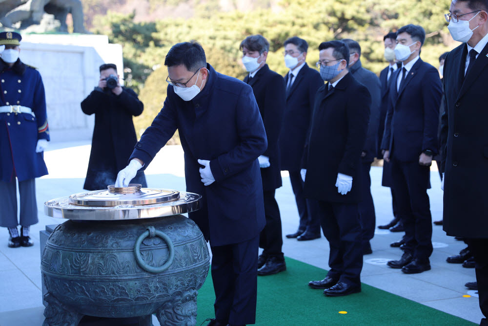 손재일 한화에어로스페이스 대표이사가 지난 2일 국립서울현충원을 찾아 분향하고 있다.