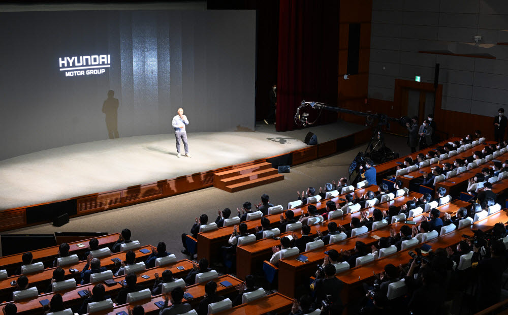 현대자동차그룹 2023년 신년회 행사가 3일 경기 화성시 현대·기아차 남양연구소에서 열렸다. 정의선 현대차그룹 회장이 신년사와 함께 새해 경영 전략 및 방향성에 대해 발표하고 있다.