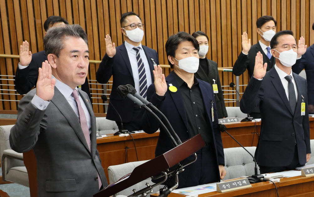 윤희근 경찰청장이 4일 오전 국회에서 열린 이태원 참사 국정조사 특별위원회 1차 청문회에서 선서하고 있다. 앞줄 왼쪽부터 윤 청장, 이임재 전 용산경찰서장, 김광호 서울경찰청장. 연합뉴스