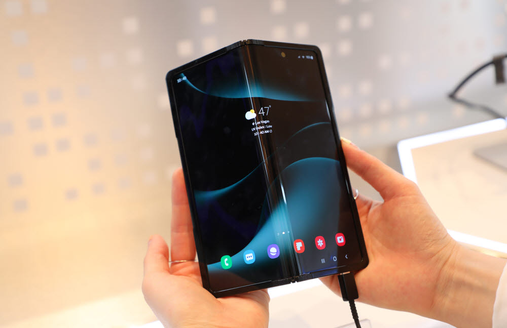 [CES 2023] 삼성디스플레이, 360도 접히는 인앤아웃 OLED 내놨다