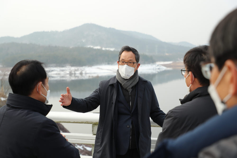 이병호 한국농어촌공사 사장이 5일 전남 나주시 나주호를 찾아 강수량 부족에 선제적 대처를 당부했다.