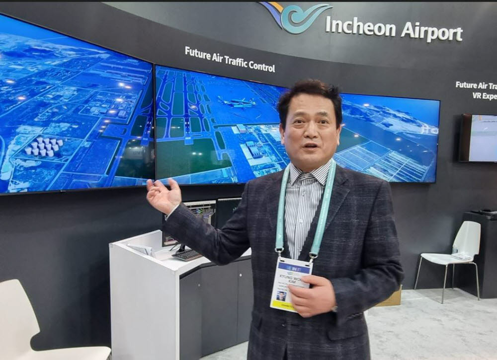 김경욱 인천국제공항공사 사장이 CES2023에서 인천공항이 개발 중인 기술들에 대해 소개하고 있다