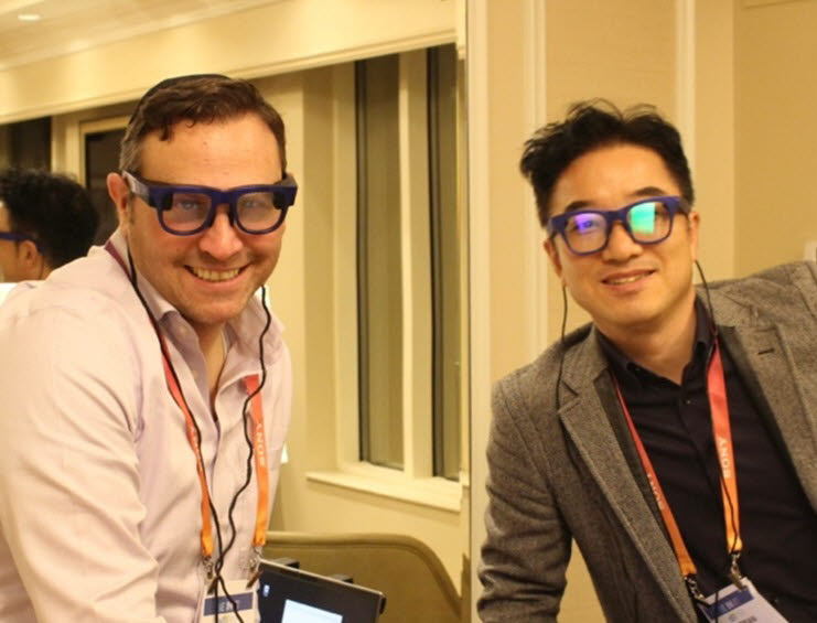 김보은 라온텍 대표(오른쪽)가 CES 2023에 마련한 프라이빗 부스에서 고객사 관계자와 함께 초소형 저전력 마이크로 디스플레이를 탑재한 증강현실 글래스를 착용했다.