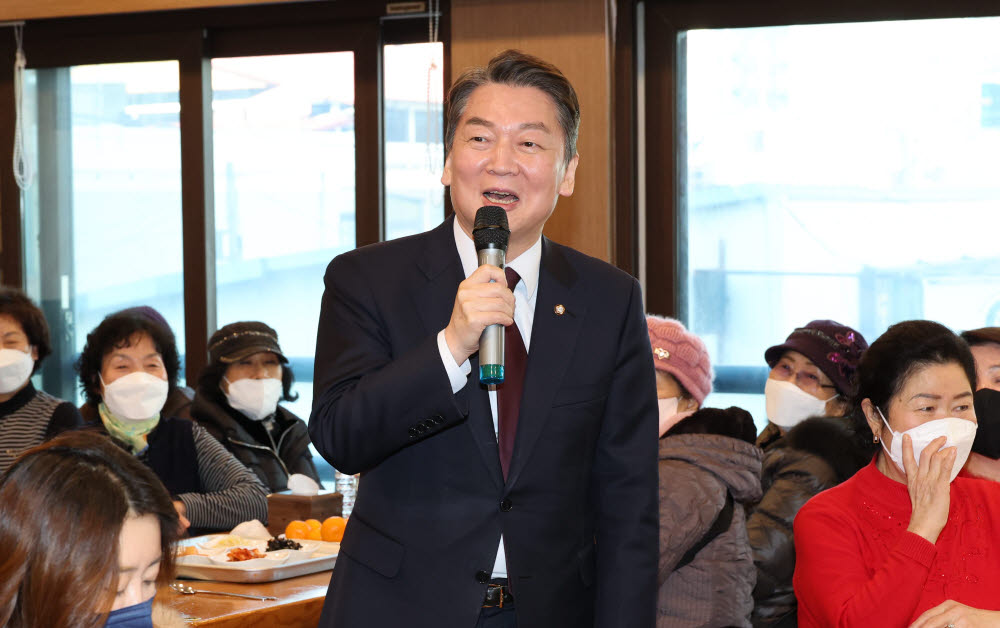 국민의힘 당권주자인 안철수 의원이 3일 경기도 하남시 한 음식점에서 열린 하남시 당협 당원 강연에서 인사말을 하고 있다. 연합뉴스.