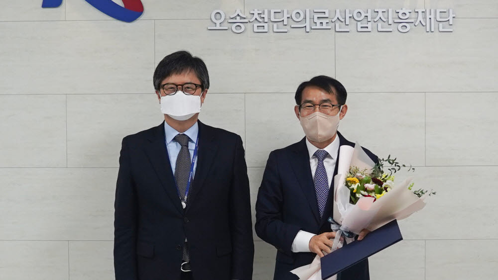 제4대 비임상지원센터장으로 정자영 전 식약처 과장(오른쪽)이 임명됐다. 사진=오송첨단의료산업진흥재단