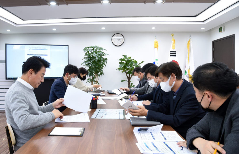 9일 김동근 의정부시장(왼쪽)이 기업유치와 도시개발을 담당하고 있는 부서장들과 기업유치 가용부지 현황을 검토하고 있다.