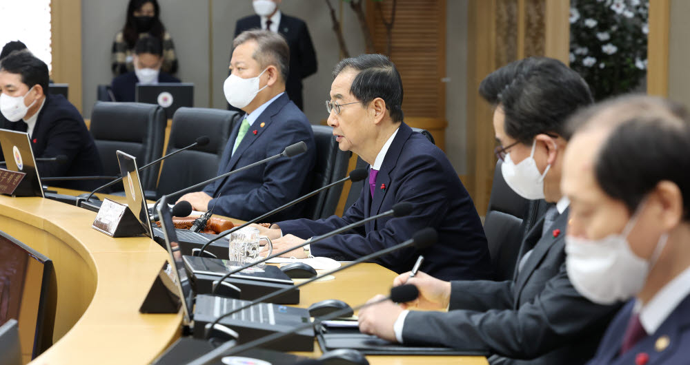 (세종=연합뉴스) 김주형 기자 = 한덕수 국무총리(가운데)가 10일 오전 세종시 정부세종청사에서 서울청사와 영상으로 연결해 열린 국무회의를 주재하고 있다. 2023.1.10 kjhpress@yna.co.kr