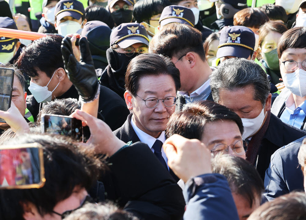 '성남FC 후원금 의혹' 관련 검찰 출석하는 이재명