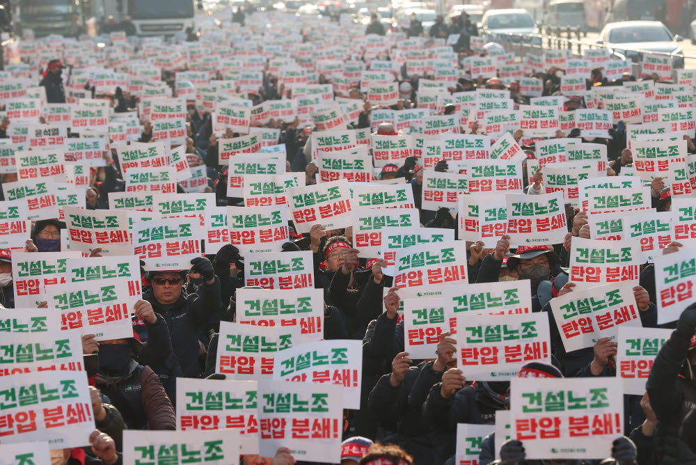 전국건설노동조합 조합원들이 11일 오후 서울 지하철 4호선 삼각지역 인근에서 윤석열 정부를 규탄하며 구호를 외치고 있다. 연합뉴스