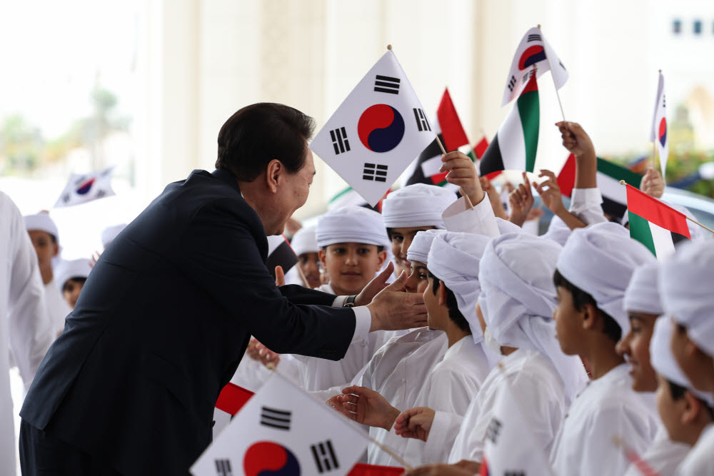 아랍에미리트(UAE)를 국빈 방문 중인 윤석열 대통령이 15일(현지시간) 아부다비 대통령궁에서 열린 공식 환영식에 앞서 환영나온 어린이들과 인사를 나누고 있다. 연합뉴스