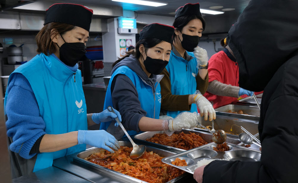 16일 경기도 성남시 노숙인 무료 급식소 안나의집에서 SPC 임직원들이 배식 봉사활동을 하고 있다.