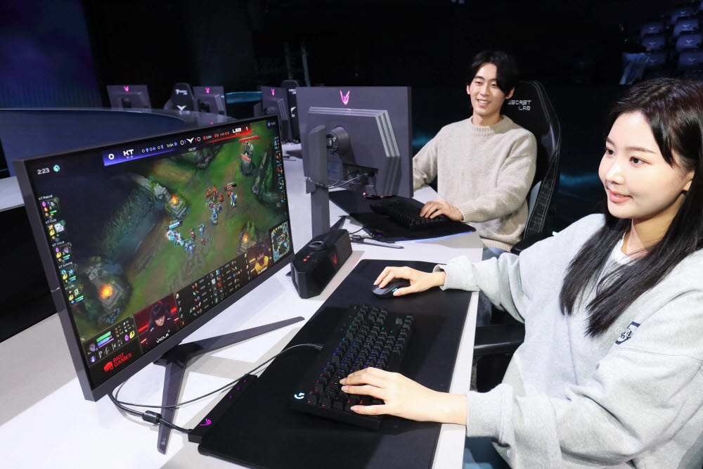 LG전자 모델들이 리그 오브 레전드의 국내 리그(LCK)와 유럽 리그(LEC)의 공식 모니터로 선정된 LG 울트라기어 게이밍모니터 신제품을 체험하고 있다.