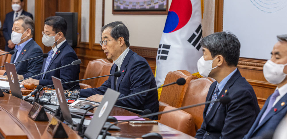 (서울=연합뉴스) 황광모 기자 = 한덕수 국무총리가 17일 오전 서울 종로구 정부서울청사에서 열린 국무회의에서 안건을 설명하고 있다. 2023.1.17 hkmpooh@yna.co.kr