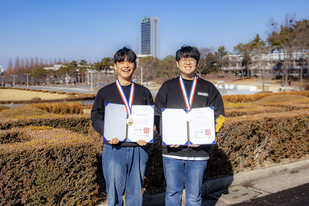 대통령과학장학생에 선발된 최지웅 학생(왼쪽)과 성민규 학생.