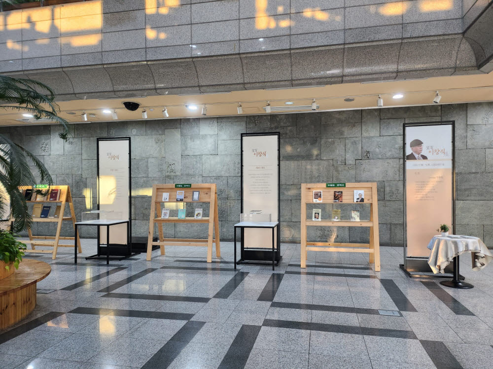 경기 수원시 선경도서관이 오는 31일까지 望百의 작가 이창식 展을 개최한다. 사진은 望百의 작가 이창식 展 모습.