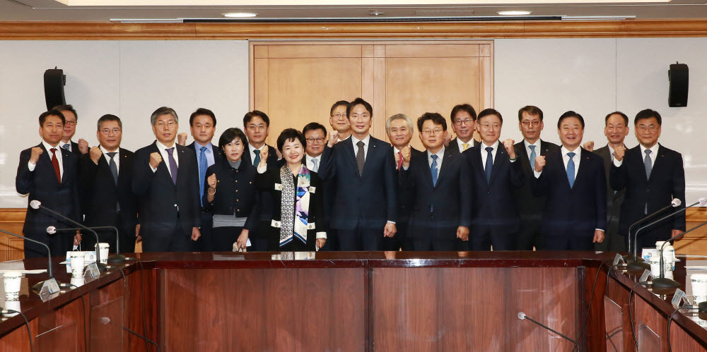 18일 서울 은행회관에서 이복현 금융감독원장과 17개 국내은행 행장들이 간담회를 가졌다. (사진 왼쪽부터) 이우경 광주은행 부행장, 정상혁 신한은행 부행장, 백종일 전북은행장, 황병우 대구은행장, 박우혁 제주은행장, 유명순 씨티은행장, 이석용 농협은행장, 강신숙 수협은행장, 이원덕 우리은행장, 권우석 수출입은행 수석부행장, 이복현 금융감독원장, 박종복 SC제일은행장, 김광수 은행연합회장, 이재근 국민은행장, 이승열 하나은행장, 김성태 기업은행장, 안감찬 부산은행장, 이근환 산업은행 부행장, 최홍영 경남은행장.