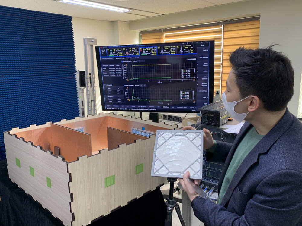 18일 포항공대에서 열린 조광페인트 5G 음영 해소 도료 시연식에서 홍원빈 포스텍 교수 겸 크리모 대표가 설명하고 있다.