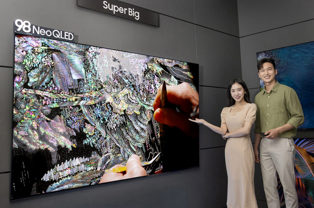 지난해 8월 삼성전자 모델이 서울 논현동에 위치한 삼성 디지털프라자 강남본점에서 네오 QLED 98형 신제품을 소개하고 있다.