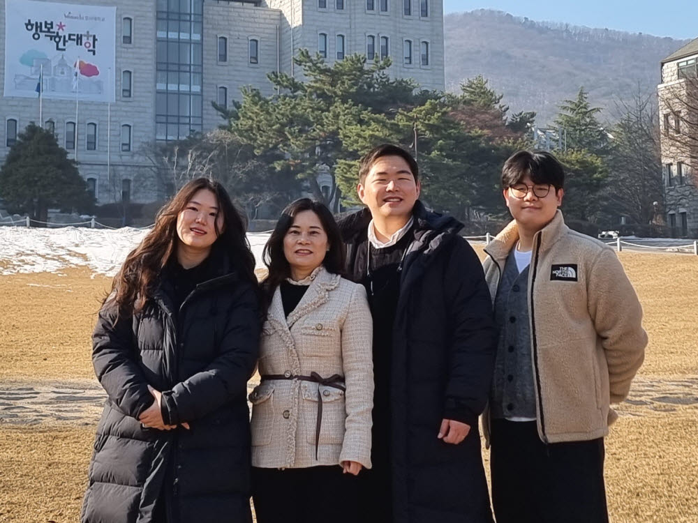 (왼쪽부터)최유진 학부생, 정현자 교수, 강호근 석사과정생, 김희윤 박사. 사진=호서대