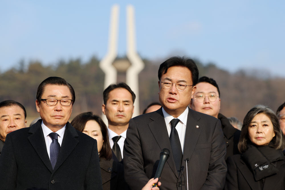 정진석 국민의힘 비상대책위원장이 19일 오전 광주 북구 국립 5·18 민주묘지를 참배한 뒤 발언하고 있다. 연합뉴스