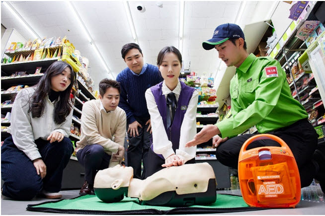 에스원이 자동심장충격기(AED) 성능을 개선하고 사용법 무상 교육 등 서비스를 강화했다.