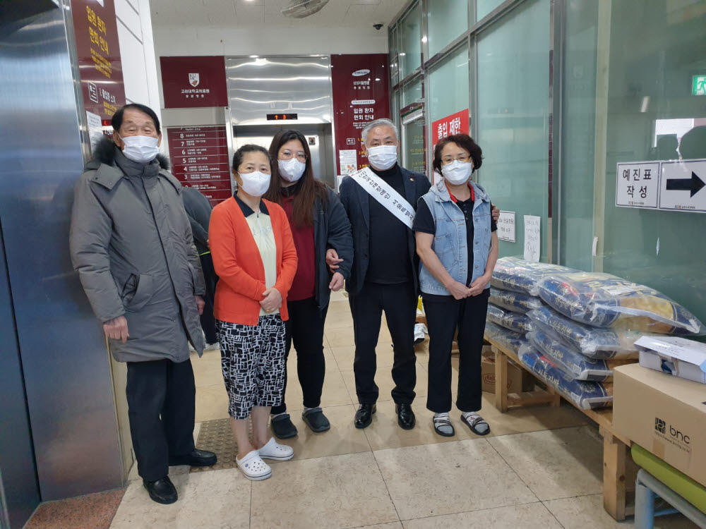 홍은기 산재장애인 서울시협회장(오른쪽 두번째)이 금천수요양병원 관계자들과 기념촬영했다.