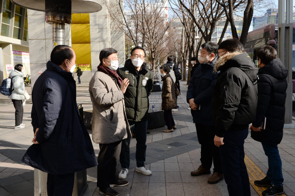 신상진 성남시장(왼쪽 두 번째)이 21일 야탑동 소재 임시버스터미널을 찾아 시민과 터미널에 대한 불편함에 대해 이야기를 나누고 있다.