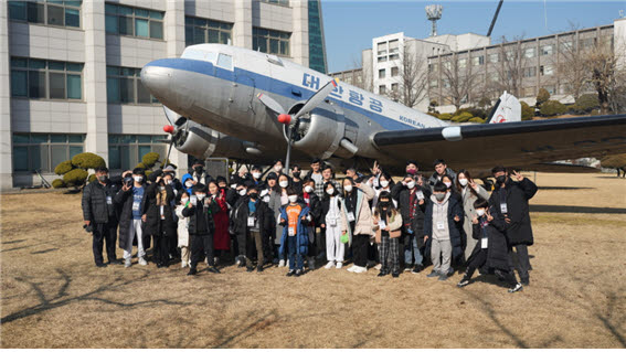 인하대가 최근 진행한 잡스의 차고 특별캠프에 참여한 다문화 학생들이 기념촬영을 하고 있다.