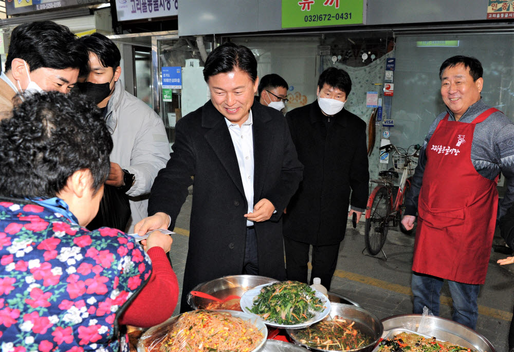 조용익 부천시장이 최근 설을 맞아 부천제일시장을 방문해 물품을 구매하고 있다.