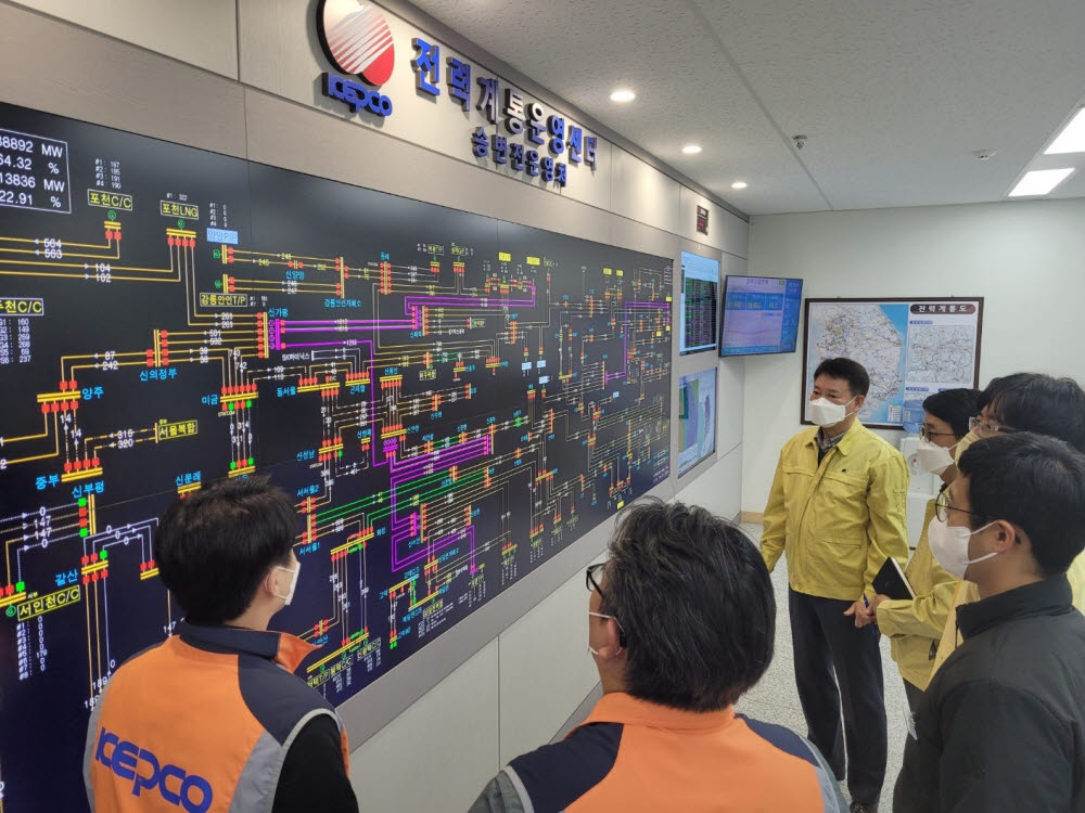한국전력공사 경영진과 관계자들이 23일 전남 나주시 본사 전력계통운영센터에서 전력수급현황을 점검하고 있다.