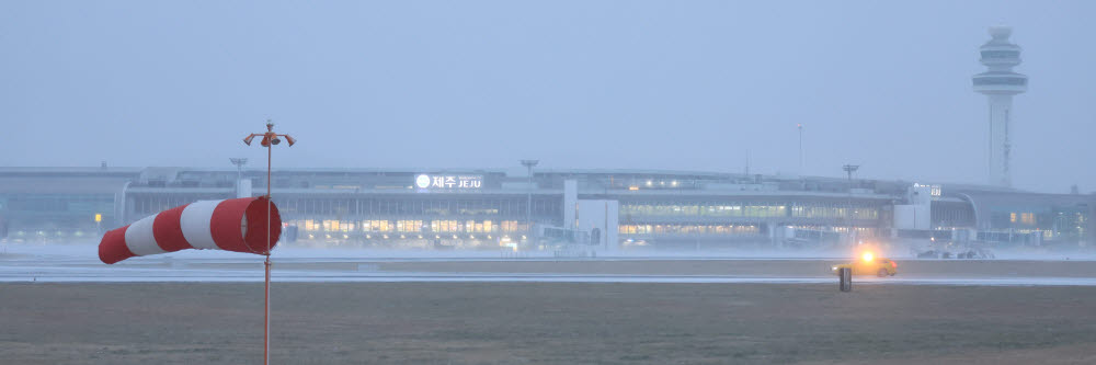 눈보라 휘몰아 치는 제주공항…비행기는 어디에