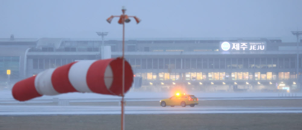 눈보라 휘몰아 치는 제주공항…비행기는 어디에